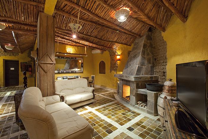 hotel luxe Merzouga : Le château du désert : Salon de la suite avec cheminée
