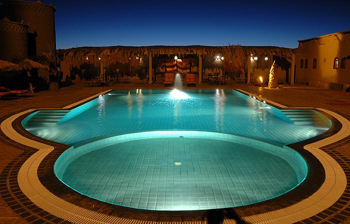 Voyage de luxe Maroc : La piscine à la tombée de la nuit !