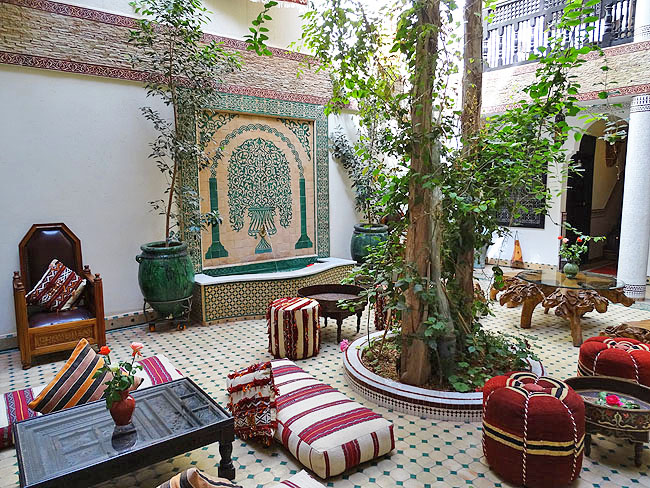 Patio de l'hotel de luxe à Marrakech 